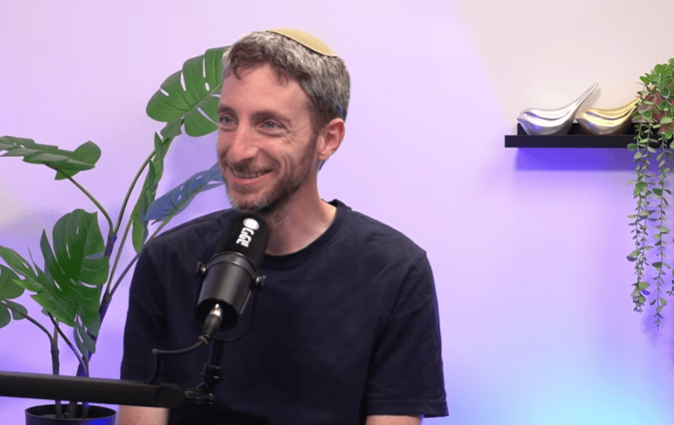 הסטנדאפיסט יאיר יעקבי: "אנחנו חיים בעולם שאסקפיזם זה מצווה" | מדברים ציונות דתית – פרק 6